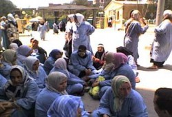 مظاهرة لعاملي وبريات سمنود احتجاجًا على تأخر صرف الرواتب