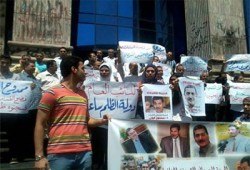 بالصور.. وقفة احتجاحية ضد اعتقال نقيب الصحفيين