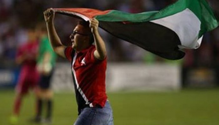 مشجع يقتحم مباراة "ريال مدريد" رافعًا علم فلسطين