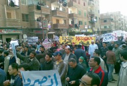 مسيرة حاشدة بالواسطى تهتف: "يا سيسي يا خاين.. افتح المعابر"