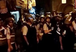 الاحتلال الصهيوني يمنع مئات الآلاف من الصلاة في "الأقصى"