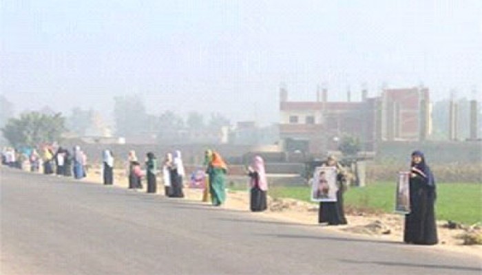 مباشر.. سلاسل بشرية بكفر صقر رفضًا لحكم العسكر