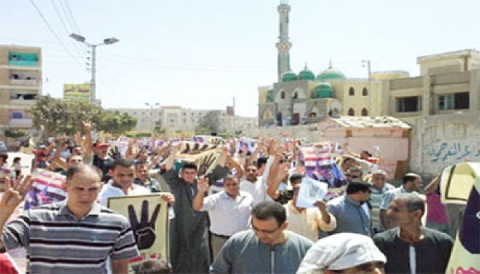 ثوار إيتاي البارود بالبحيرة يتضامنون مع "غزة" بسلاسل بشرية