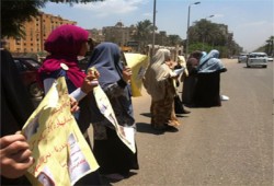 وقفة لنساء ضد الانقلاب أمام المجلس القومي للمرأة بالجيزة