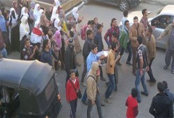 أهالي النوبارية يطالبون بعودة الشرعية في سلاسل بشرية