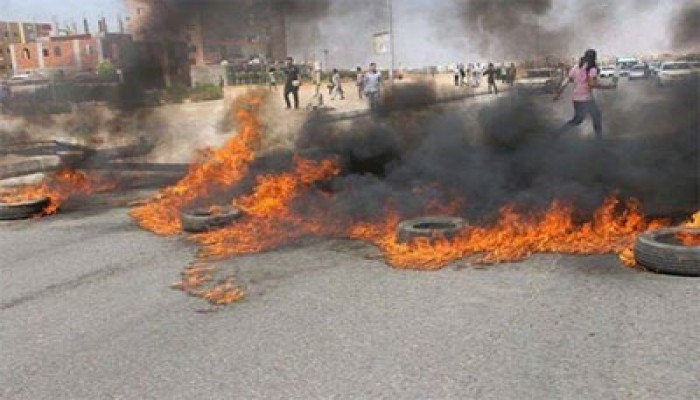 طلاب معهد HTI يقطعون الطريق أمام المعهد