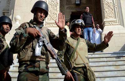 الجارديان: الجيش المصري تراجع عن أكذوبة جهاز علاج "إيدز" و"سي"