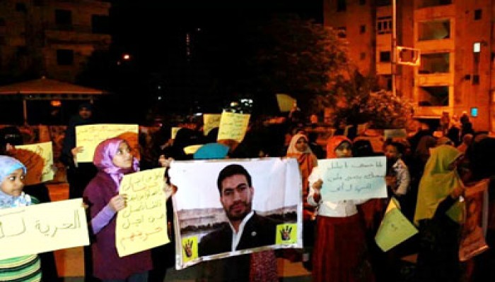 سلسلة بشرية لأحرار إدفو عشية جمعة "سنحيا كرامًا"