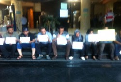 وقفة  لصحفيي "الاقتصادية" احتجاجًا على رفض قيدهم بالنقابة