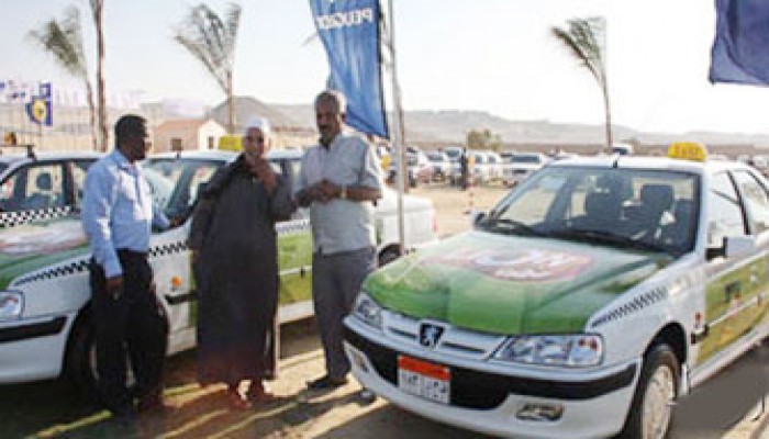 سائقو التاكسي الأبيض يتظاهرون ضد تصريحات السفاح