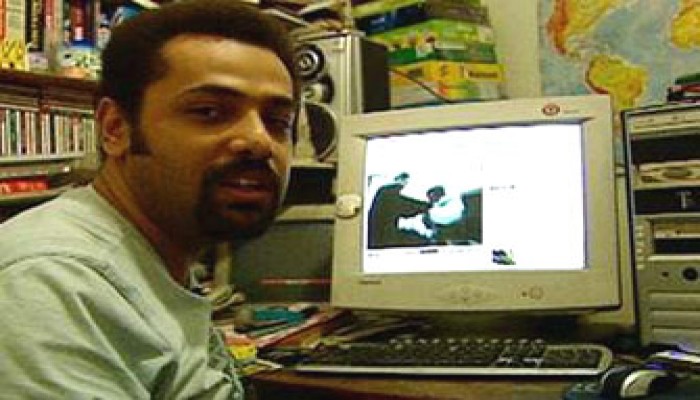 وائل عباس يصف لقاء عبد الله والسيسي بأنه "عار على مصر"