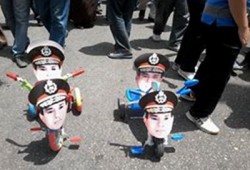 الثوار يسخرون من السفاح بتعليق صوره على الدراجات