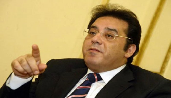 أيمن نور ينتقد دعوة الرؤساء والملوك لحضور تنصيب السفاح