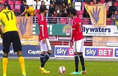 الجماهير ترفع لافتات رابعة في مباراة مصر- جامايكا بلندن