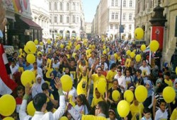 مصريون يتظاهرون بفيينا رفضًا لانتخابات الدم