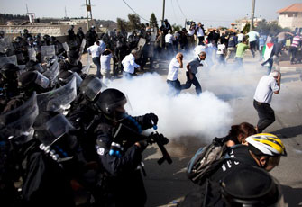 إصابة عشرات الفلسطينيين في مواجهات مع جيش الاحتلال قرب رام الله