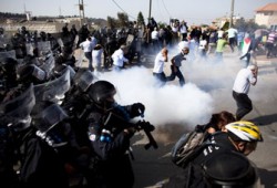 إصابة عشرات الفلسطينيين في مواجهات مع جيش الاحتلال قرب رام الله