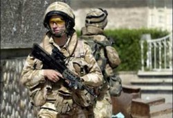 الجارديان: مخاوف من انضمام بريطانيا للحرب الأمريكية باليمن