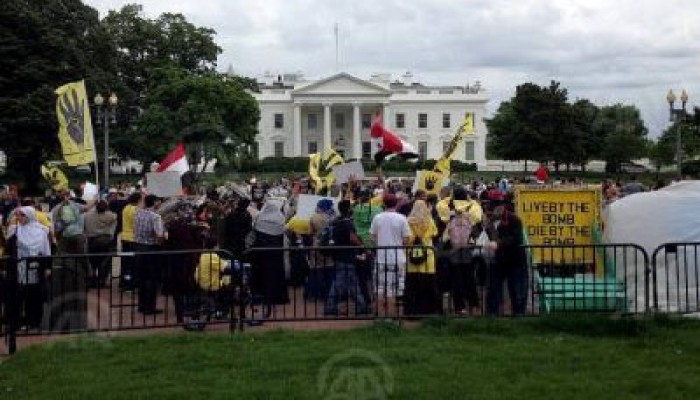 مصريون يتظاهرون أمام البيت الأبيض رفضًا للانقلاب وأحكام الإعدام الجماعية