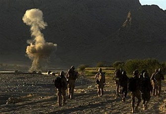 بريطانيا تفتح تحقيقًا بشأن صور لجندي بجانب "جثة مقاتل طالبان"