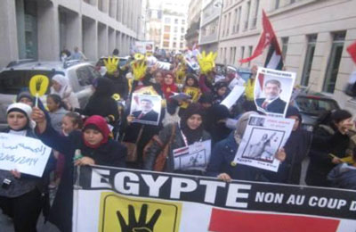 بالصور.. مظاهرة للمصريين بباريس بالأكفان تنديدًا بالانقلاب العسكري