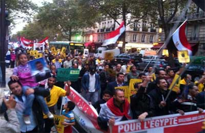 فيديو.. وقفة للمصريين في فرنسا تأييدًا للشرعية ورفضًا للانقلاب