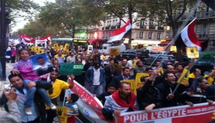 فيديو.. وقفة للمصريين في فرنسا تأييدًا للشرعية ورفضًا للانقلاب