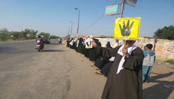 مباشر.. سلاسل بشرية بقرية الرئيس تطالب بالقصاص للشهداء