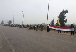 فيديو.. سلاسل بشرية بقرية الرئيس للمطالبة بعودة الشرعية