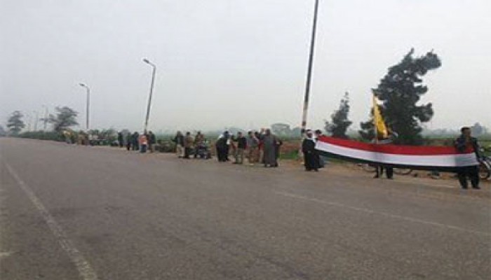 فيديو.. سلاسل بشرية بقرية الرئيس للمطالبة بعودة الشرعية