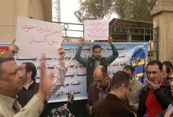 الفاينانشيال تايمز: اﻹضرابات تجتاح مصر وغضب من زيادة مرتبات الشرطة والجيش