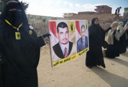 فيديو.. سلسلة بشرية بقرية الرئيس مرسي رفضًا لمحاكمته