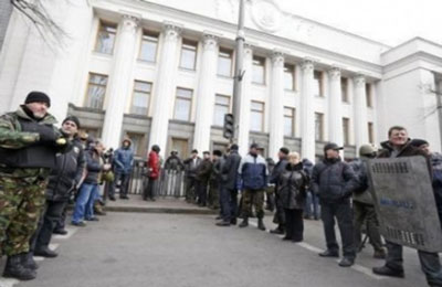 المتظاهرون يسيطرون على مقر الرئاسة في أوكرانيا