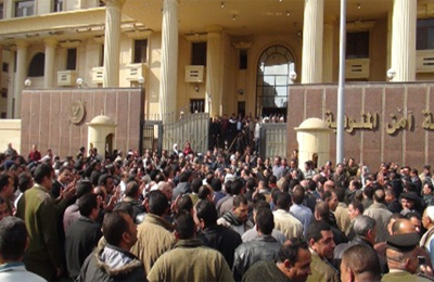 الانقلاب يستجيب لإضراب الشرطة ويتجاهل الأطباء والصيادلة والعمال