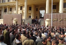 الانقلاب يستجيب لإضراب الشرطة ويتجاهل الأطباء والصيادلة والعمال