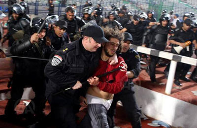 داخلية الانقلاب تعتدي بوحشية على جماهير "الأهلي" وتعتقل عددًا منهم