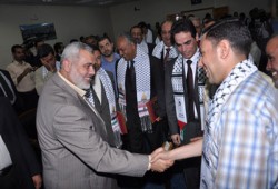 نشطاء يتداولون صورًا لأبواق الانقلاب مع القائد إسماعيل هنية