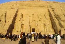 الجارديان: الانقلاب العسكري دمر قطاع السياحة