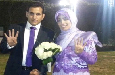 عروسان يرفعان إشارة رابعة برغم جرائم الانقلاب