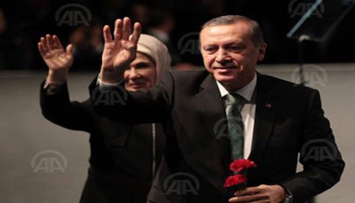 أردوغان يحيي أنصاره في برلين بشعار رابعة