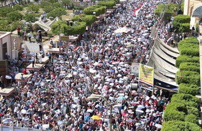 لوس أنجلوس تايمز: مؤيدو الشرعية باقون في الشارع برغم القمع اﻷمني