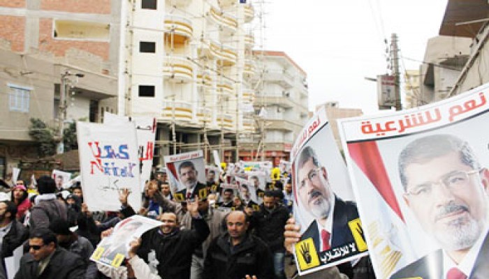 التليجراف: شرعية مرسي تتحدى المحكمة