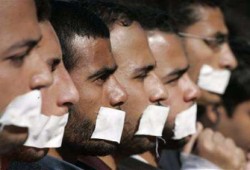 صوت أمريكا: قمع الحريات الصحفية في الشرق الأوسط لن يمنع الثورات