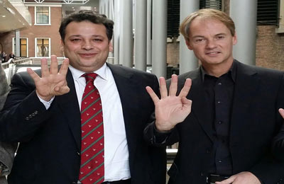 عضو بلجنة "العلاقات الخارجية" بالبرلمان الهولندي يرفع إشارة "رابعة"