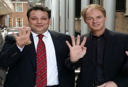 عضو بلجنة "العلاقات الخارجية" بالبرلمان الهولندي يرفع إشارة "رابعة"