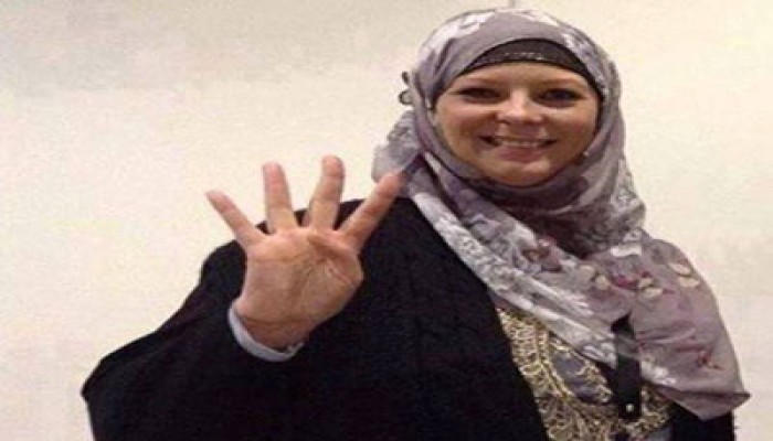 نشطاء يتداولون صورة لشقيقة زوجة توني بلير ترفع "رابعة"