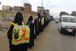 فيديو.. سلاسل بشرية بـ"قرية الرئيس" رفضًا للانقلاب ووثيقته