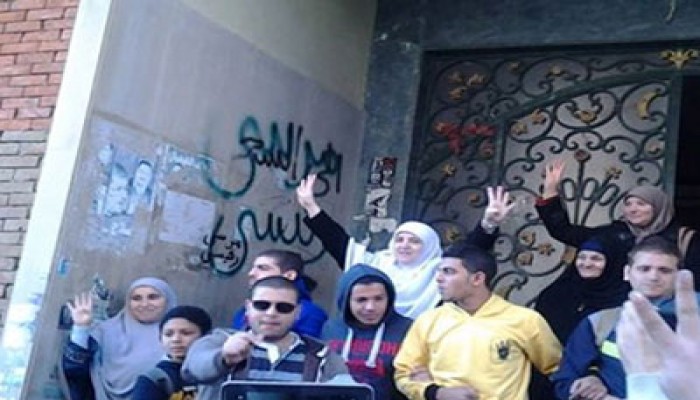 زوجة الرئيس مرسي تحيي ثوار الزقازيق بشارة رابعة