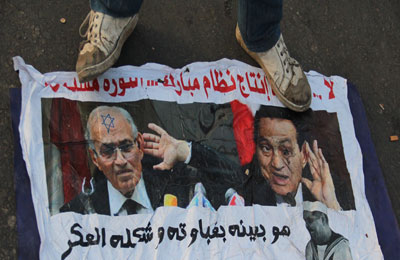 الجارديان: نظام مبارك يعود مجددًا وينتقم من معارضيه