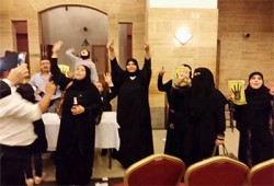 مصريون يرفعون شعار رابعة في ندوة الانقلابيين بالسعودية